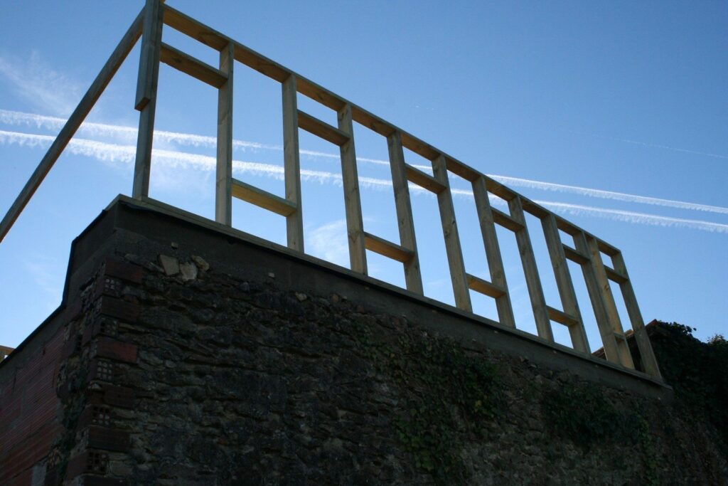 Premiers murs en ossature bois de l'étage sur le rez-de-chaussée en briques (2)
