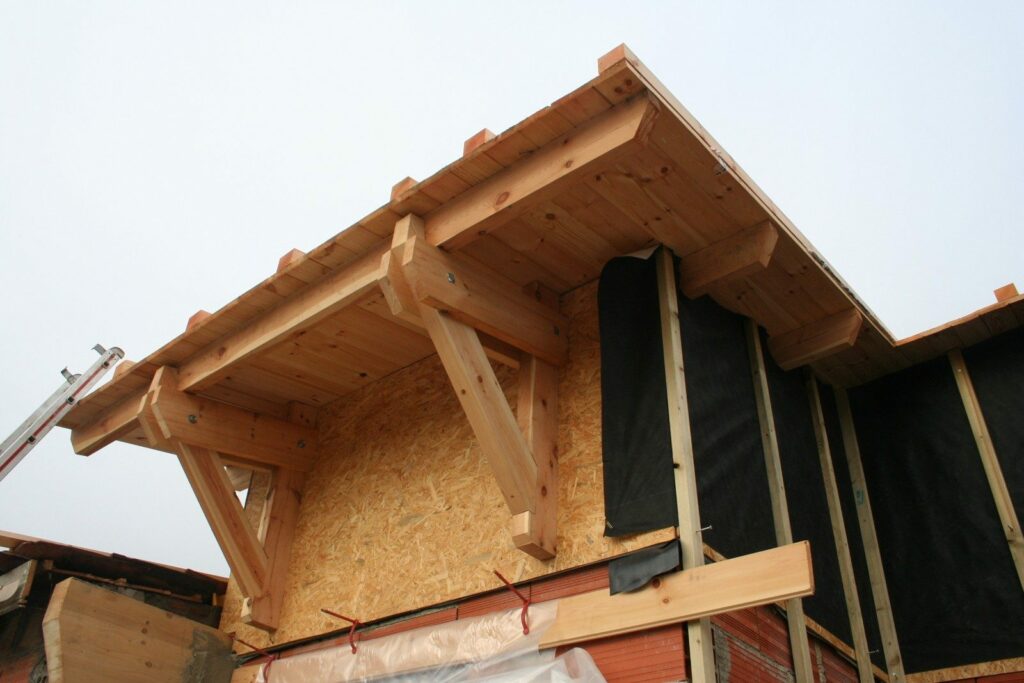 Débord de toit sur corbeaux en bois (1)