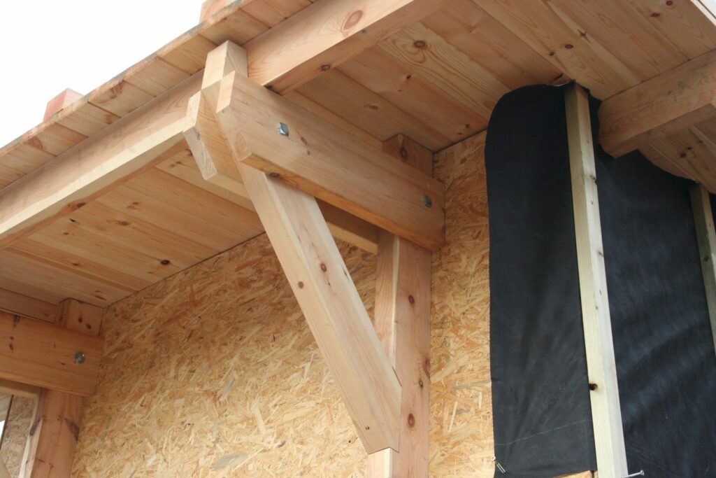 Débord de toit sur corbeaux en bois (2)