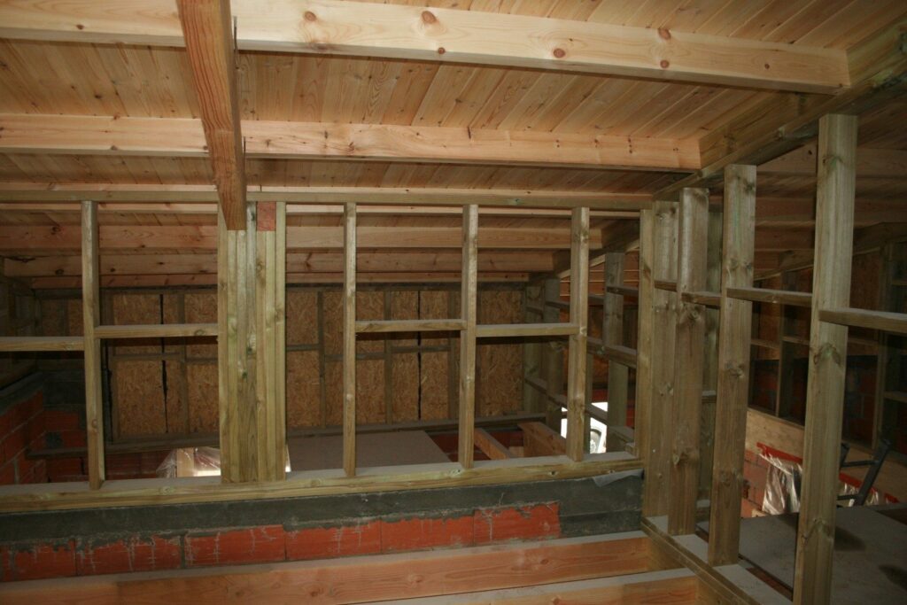 Intérieur de l'étage hors d'eau, ossature et plafond en lambris (1)