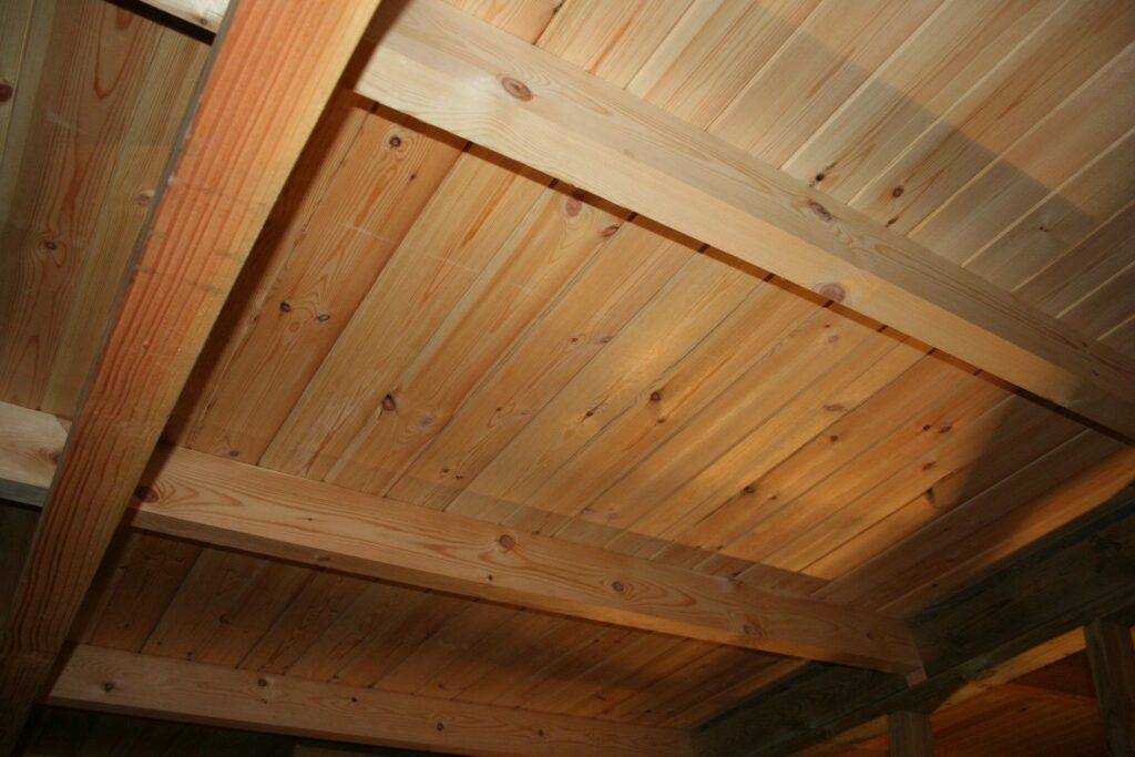 Intérieur de l'étage hors d'eau, ossature et plafond en lambris (2)
