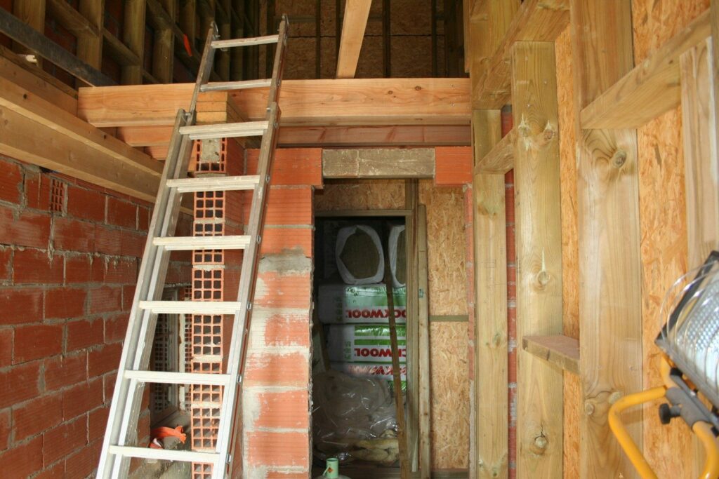 Intérieur de l'étage hors d'eau, ossature et plafond en lambris (4)