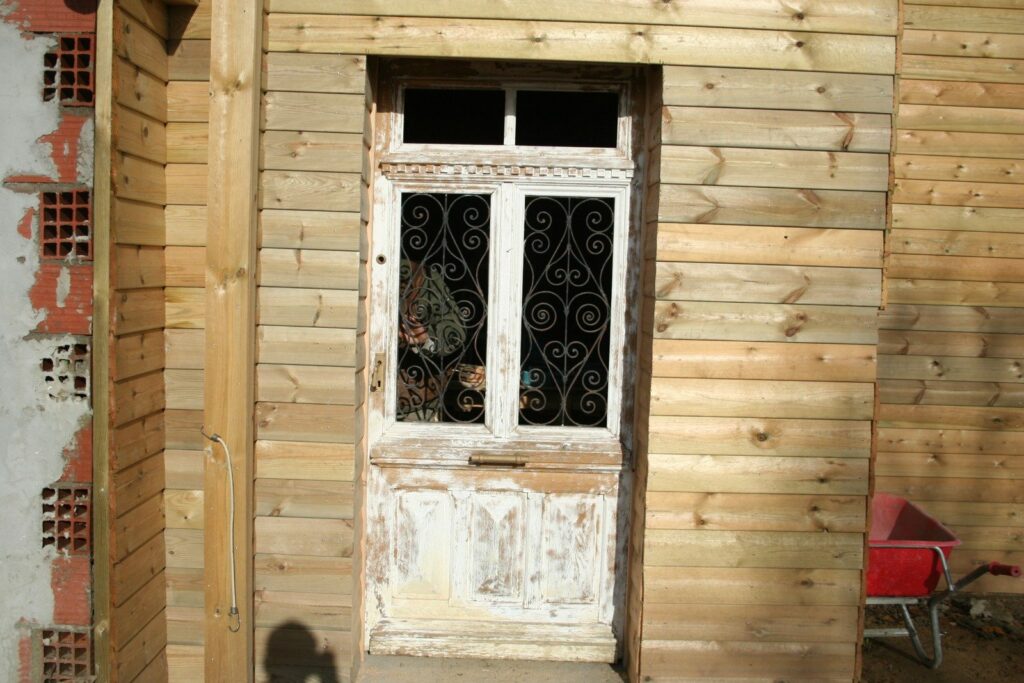 Fenêtres et porte posées dans le bardage bois (1)