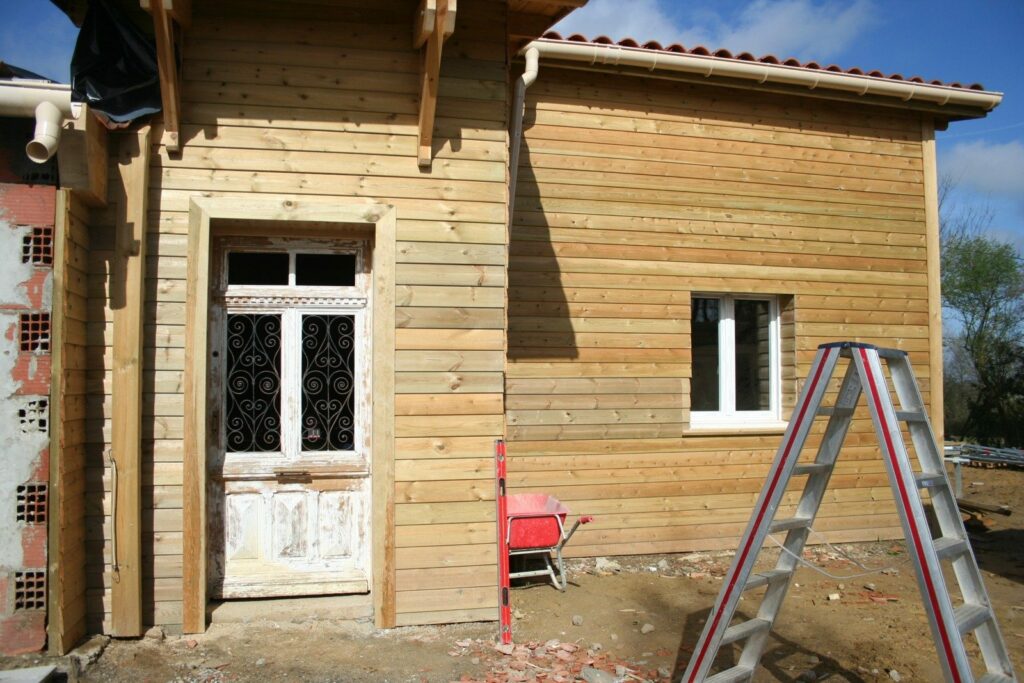 Fenêtres et porte posées dans le bardage bois (2)
