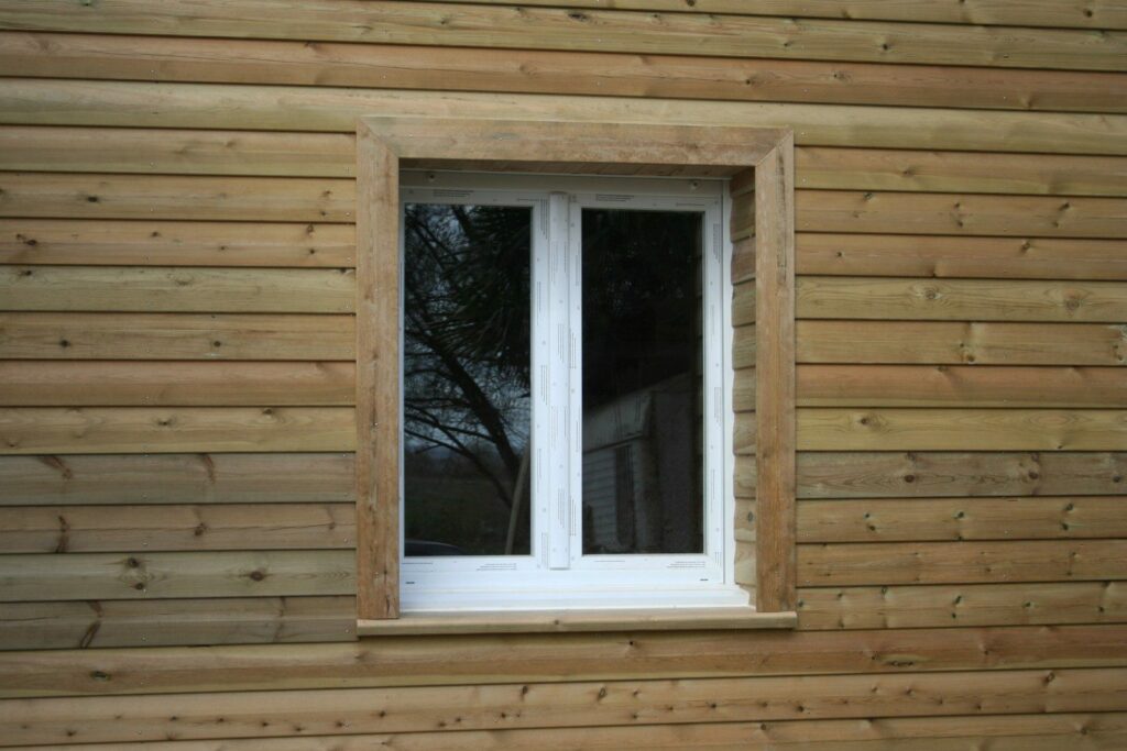 Fenêtres et porte posées dans le bardage bois (3)