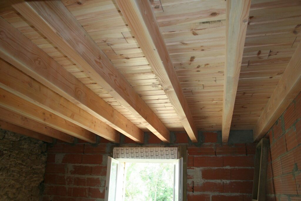 Parquet en pin massif posé à l'étage (1)