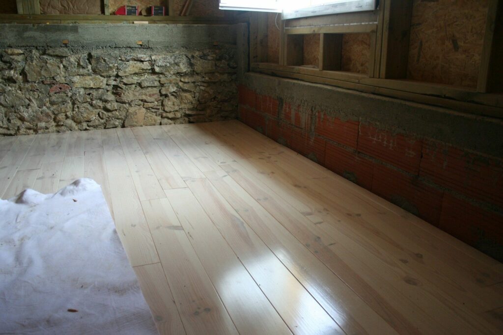 Parquet en pin massif posé à l'étage (2)