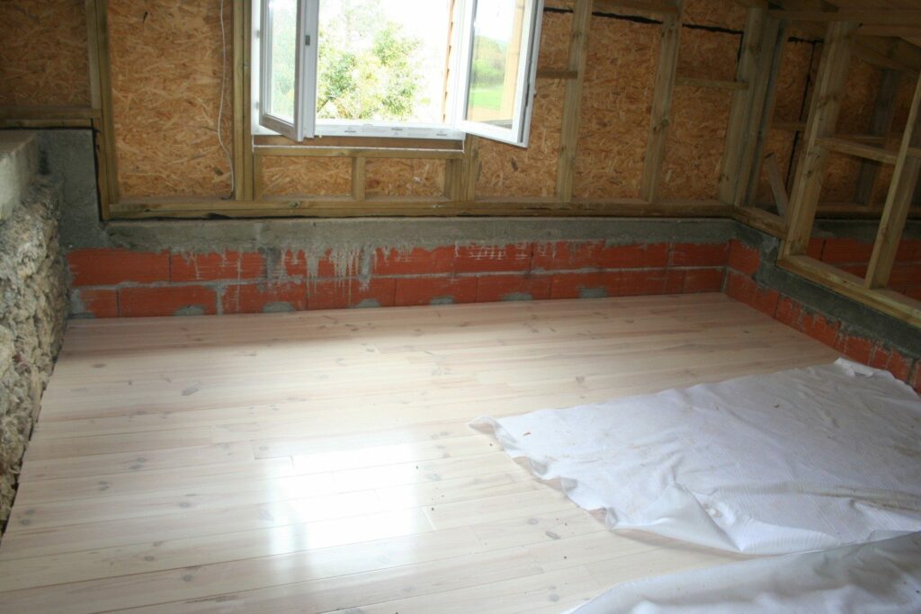 Parquet en pin massif posé à l'étage (3)