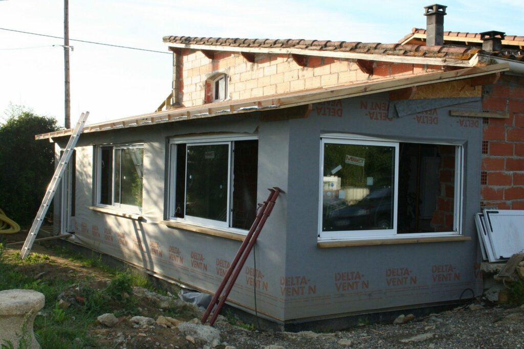 Extension type véranda en ossature bois avec baies coulissantes (4)