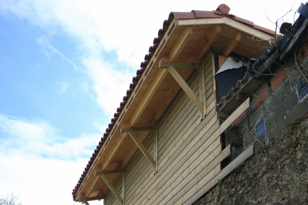 Ossature bois et bardage le long du vieux mur en pierre (2)