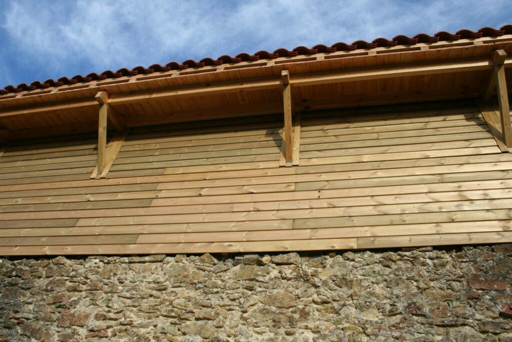 Ossature bois et bardage le long du vieux mur en pierre (3)