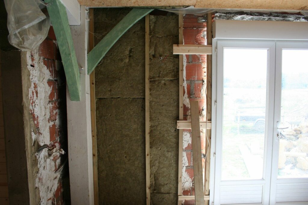 Isolation par l'extérieur et tasseaux sur les murs en briques de la maison (1)