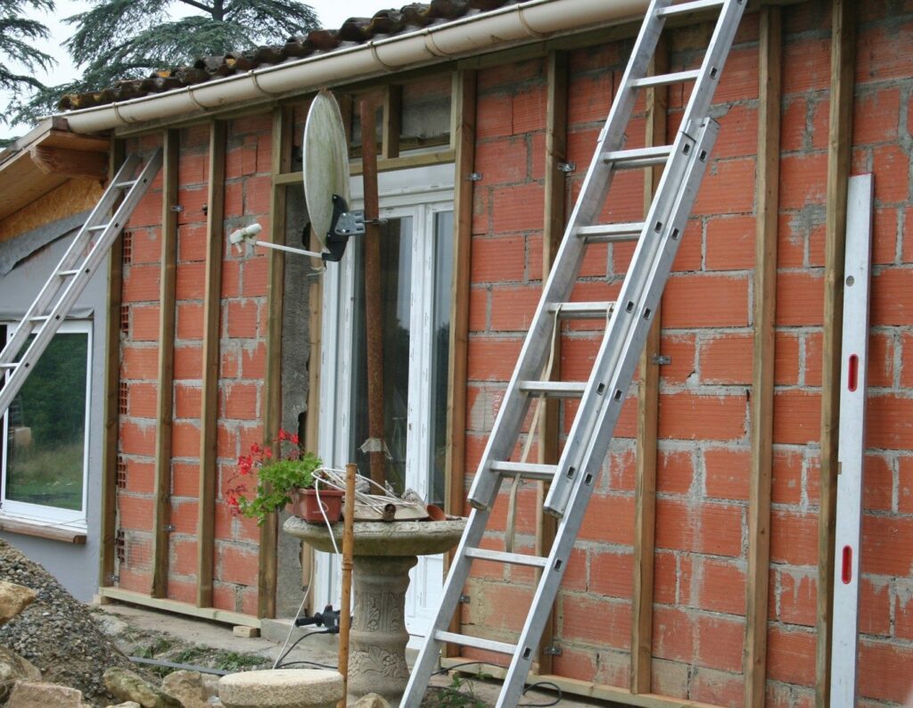 Isolation par l'extérieur et tasseaux sur les murs en briques de la maison (2)
