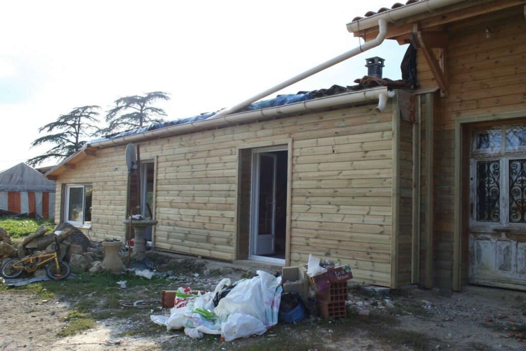 Isolation par l'extérieur et tasseaux sur les murs en briques de la maison (3)