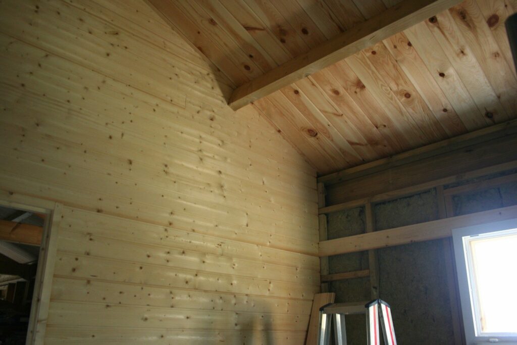 Isolation et lambris intérieur en bois blanc (2)