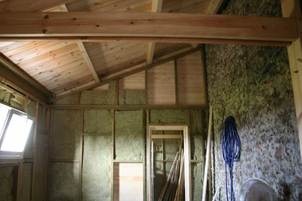 Isolation et lambris intérieur en bois blanc (3)