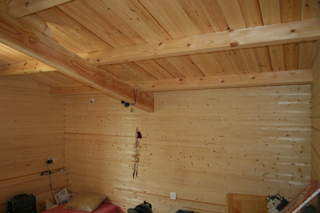 Isolation et lambris intérieur en bois blanc (4)