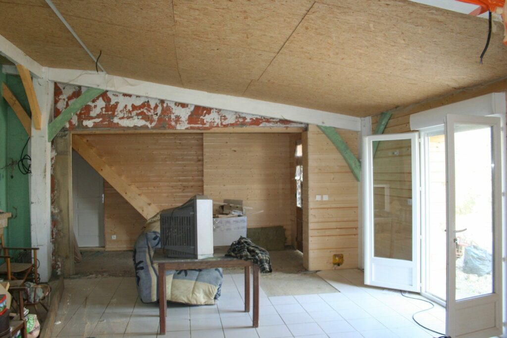 Pièce terminée en lambris et parquet pin (1)
