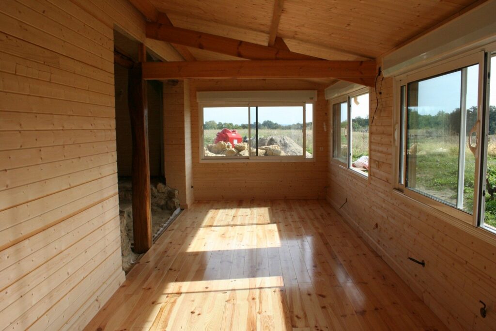 Pièce terminée en lambris et parquet pin (2)