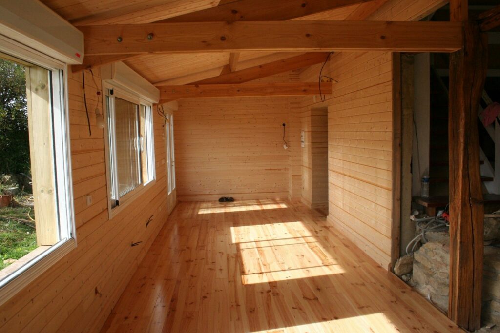 Pièce terminée en lambris et parquet pin (3)