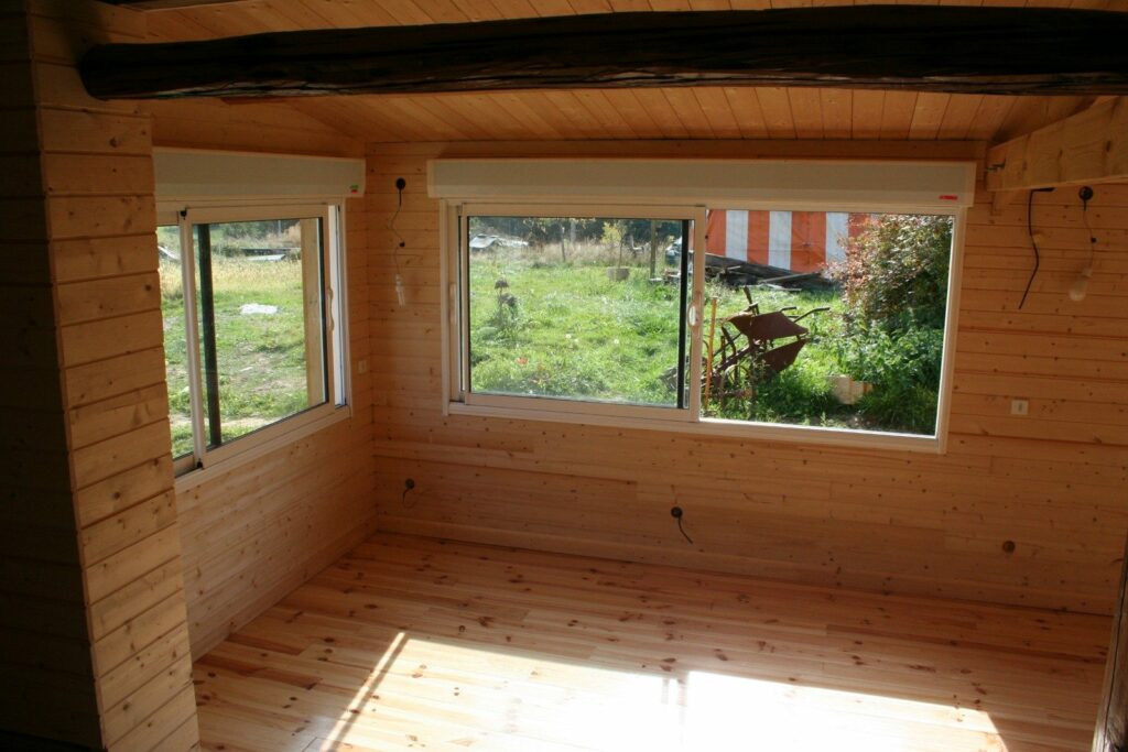 Pièce terminée en lambris et parquet pin (4)