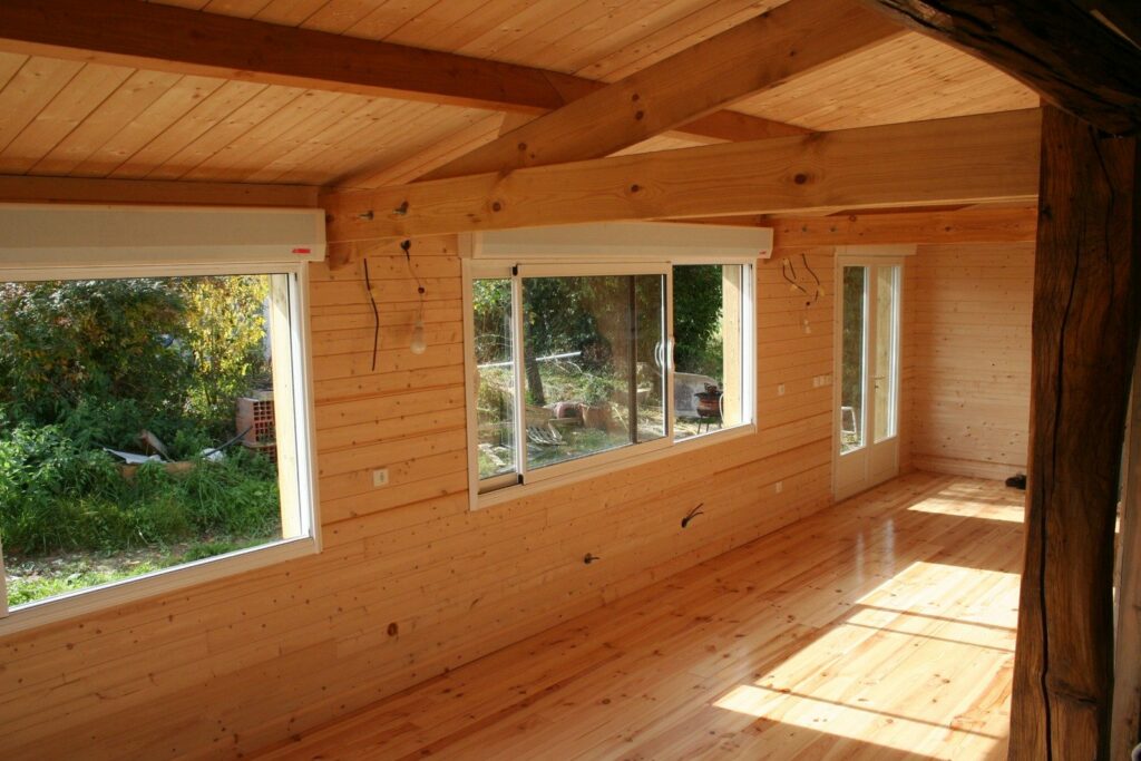 Pièce terminée en lambris et parquet pin (5)