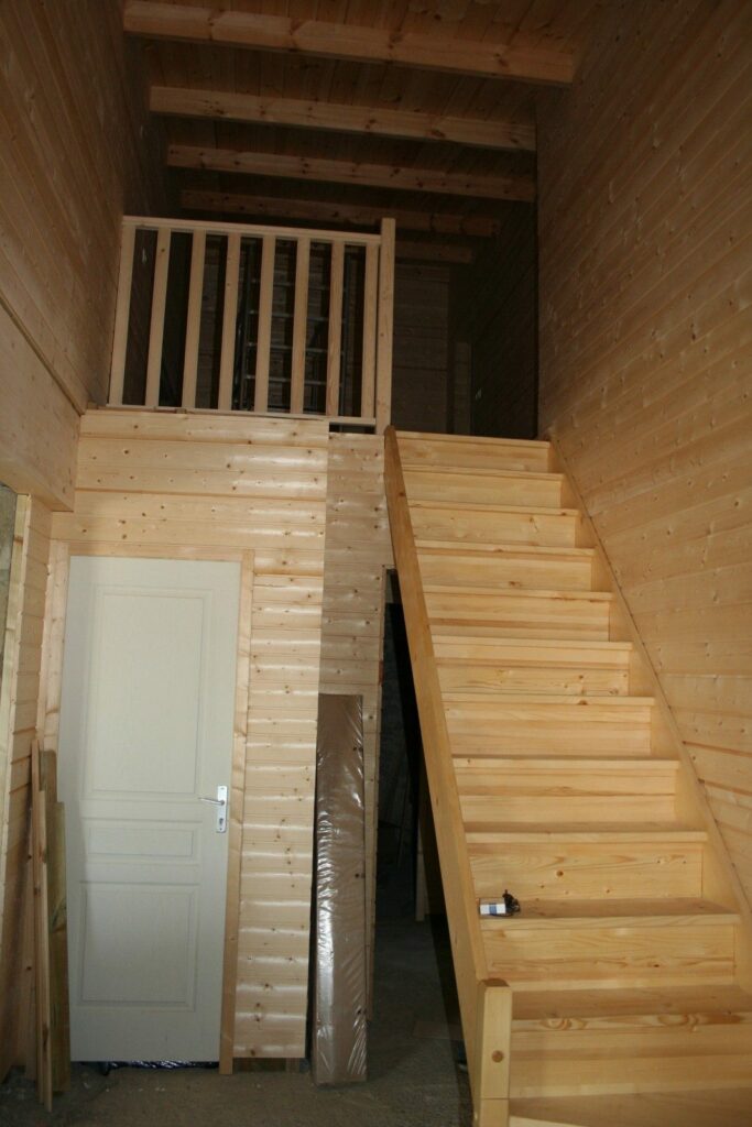Pièce terminée en lambris et parquet pin (6)