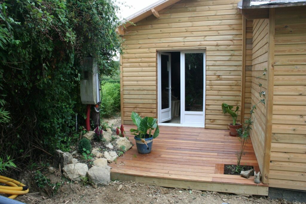 Maison en briques surélevée et habillée de bardage bois, résultat final (1)