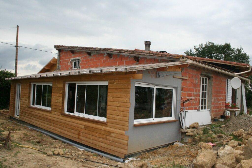 Maison en briques surélevée et habillée de bardage bois, résultat final (2)
