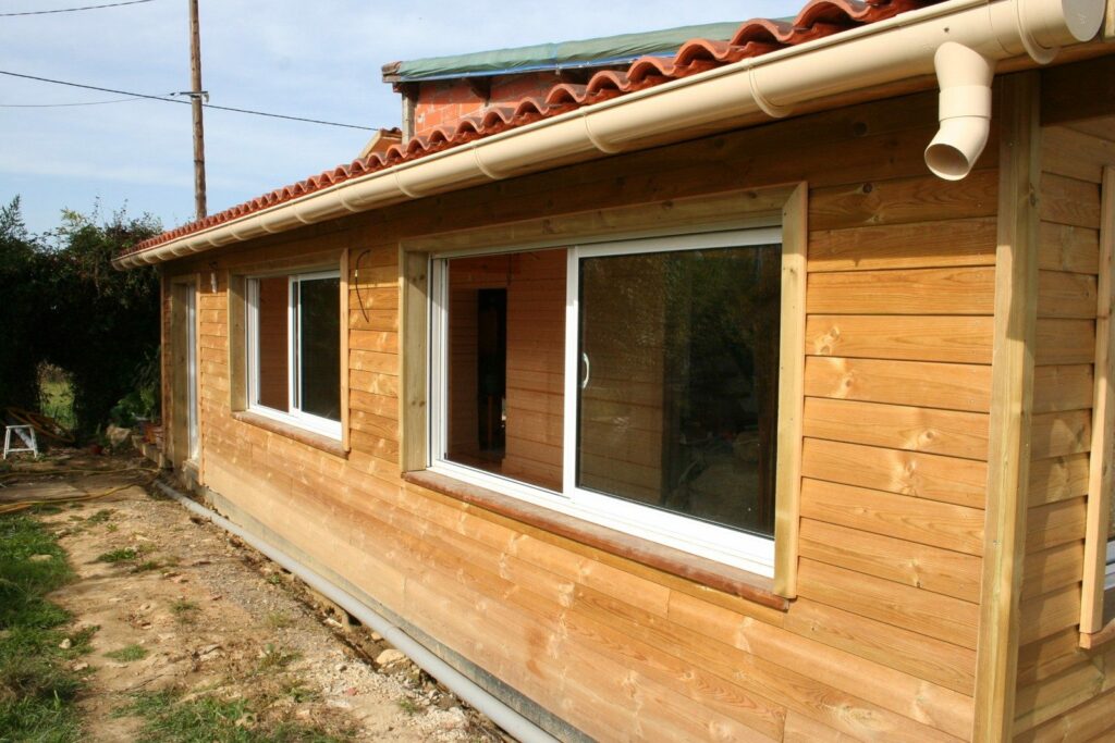 Maison en briques surélevée et habillée de bardage bois, résultat final (3)