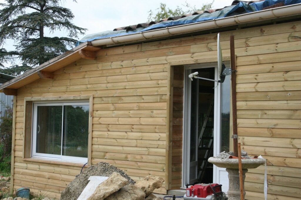 Maison en briques surélevée et habillée de bardage bois, résultat final (4)