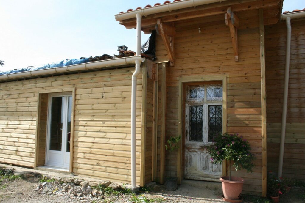 Maison en briques surélevée et habillée de bardage bois, résultat final (5)