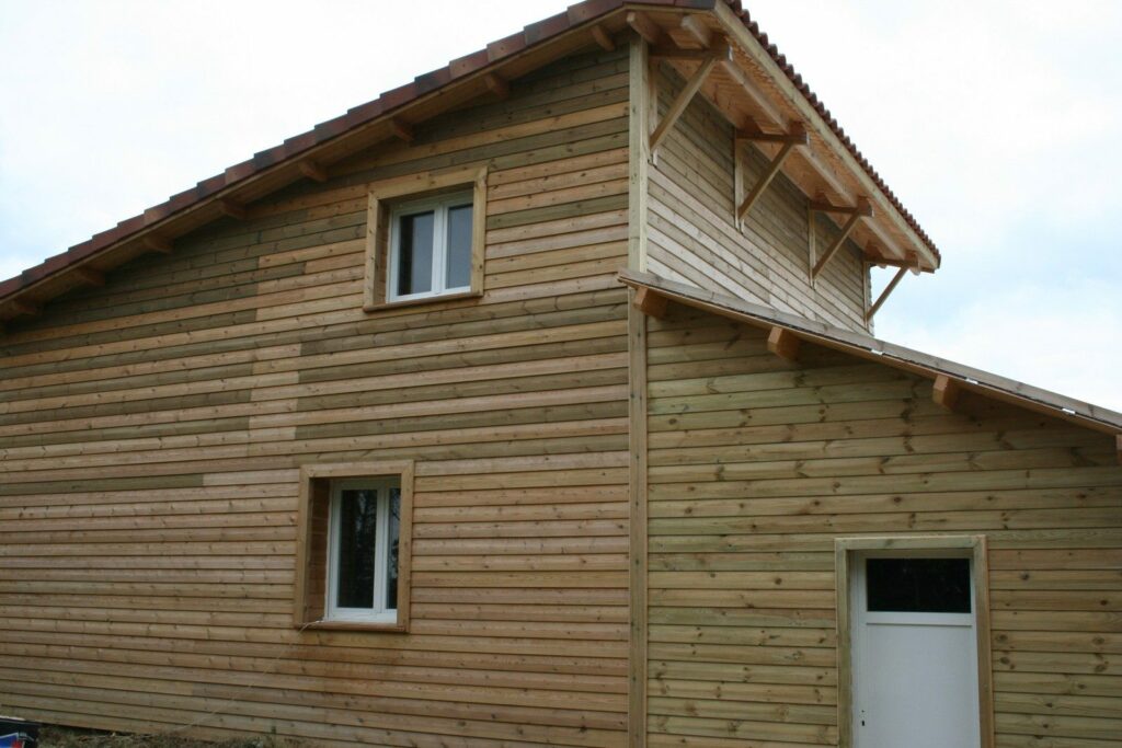 Maison en briques surélevée et habillée de bardage bois, résultat final (6)