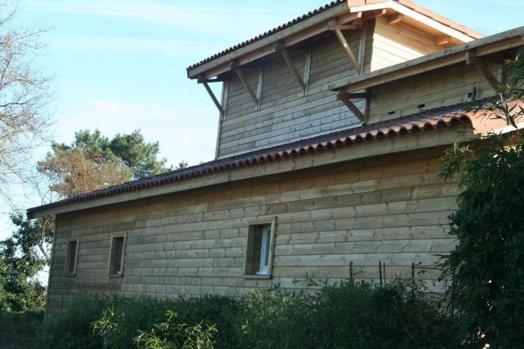 Maison en briques surélevée et habillée de bardage bois, résultat final (8)