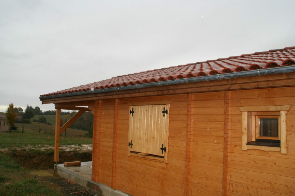 Volet bois et petite fenêtre en façade